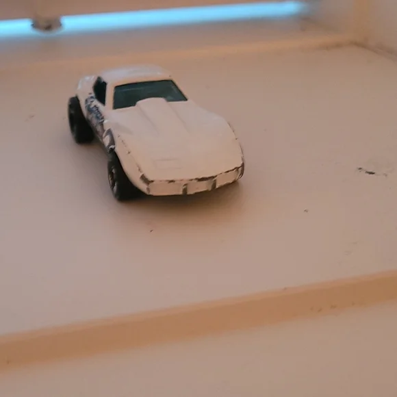 Hot Wheels toy cat. White Corvette Surf Shop 1975 steel chasis. - Picture 3 of 4